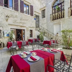 palace-derossi.hotels-in-trogir.com/